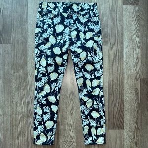 7 For All Mankind Size 26 Navy w/ Yellow Flower Pattern Capri Pants